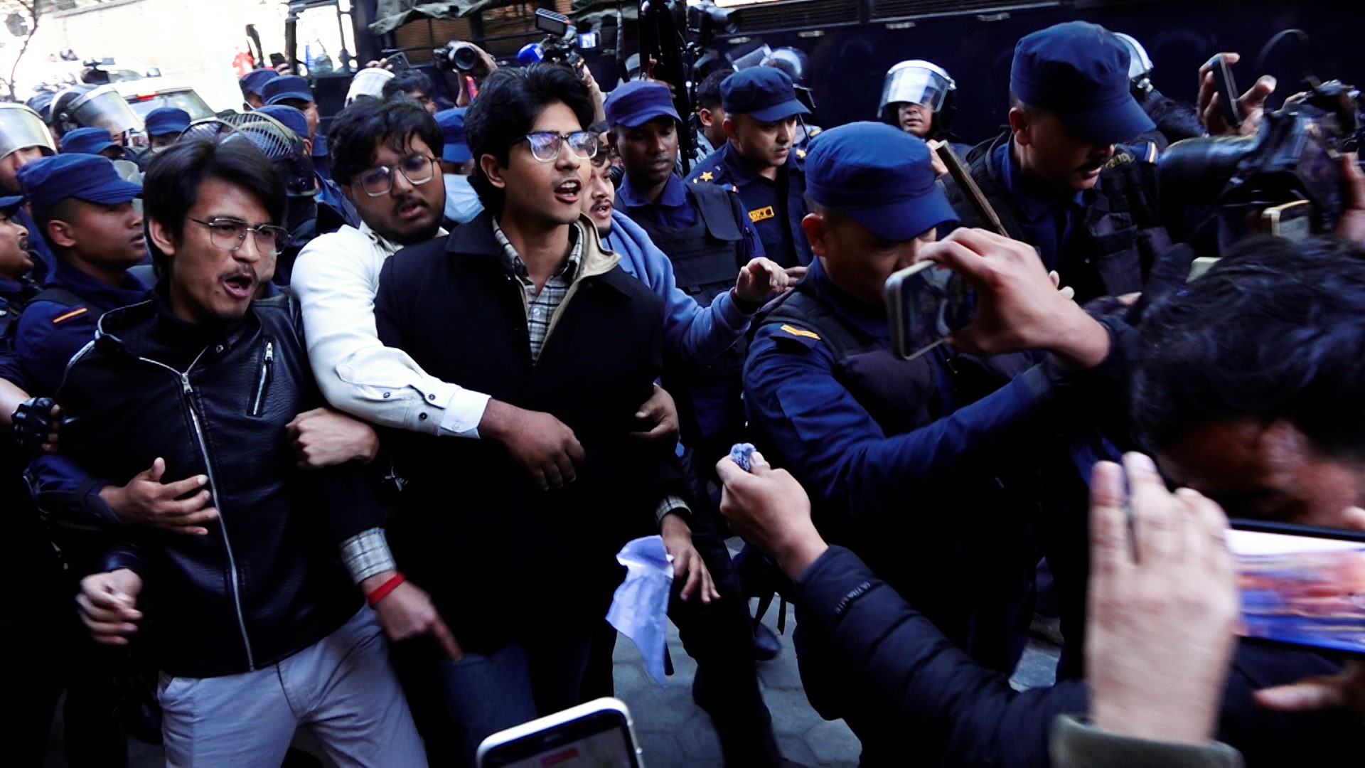 सिंहदरबार छिर्ने प्रयास गरेका जेनजी समूहलाई प्रहरीले लखेट्यो